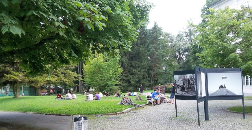 Iskalci pokemonov pred Muzejem novejše zgodovine v Ljubljani (foto: Monika Montanič)